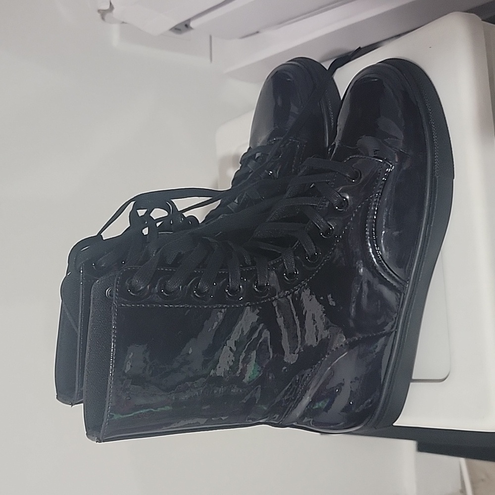 YRU CC black hologram size 9 NWOT